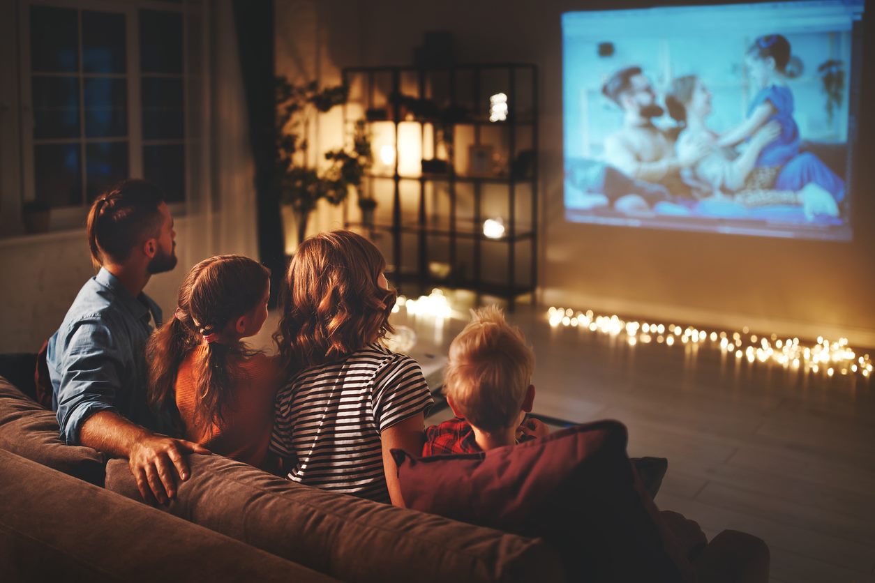 Família assistindo a canais e filmes por IPTV na televisão da sala